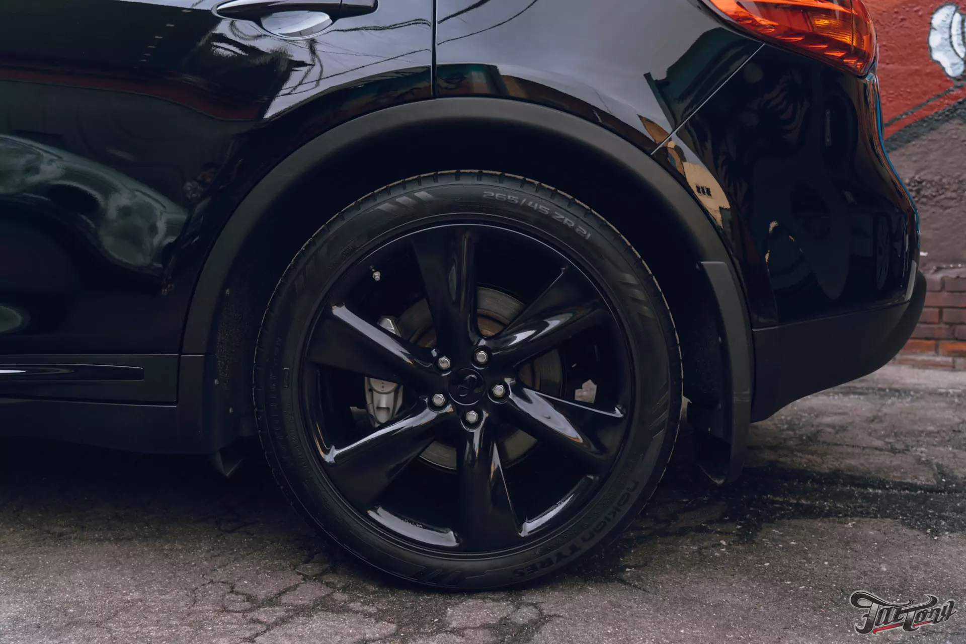 Infiniti QX70. Полировка кузова+керамика. Мойка подкапотного пространства. Химчистка салона. Окрас дисков